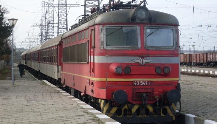 Движението на влаковете в района е временно спряно, полицията извършва оглед