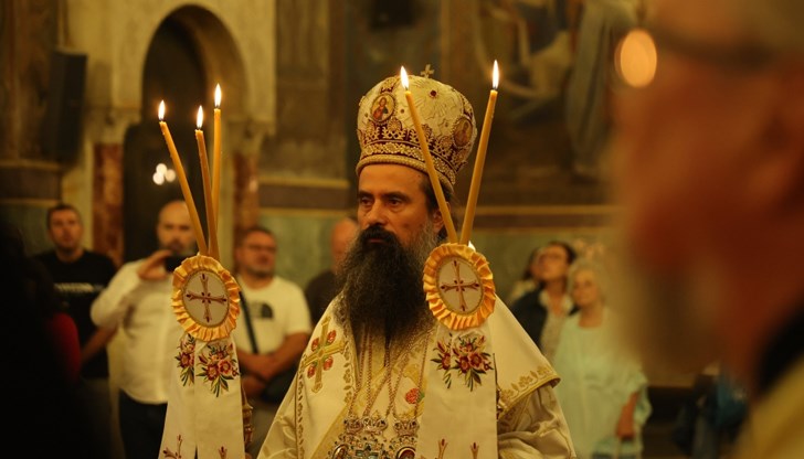 Светското име на патриарха е Атанас Николов