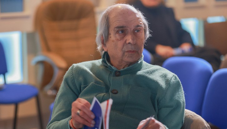 Литературният историк призова за внимателна промяна на учебните програми