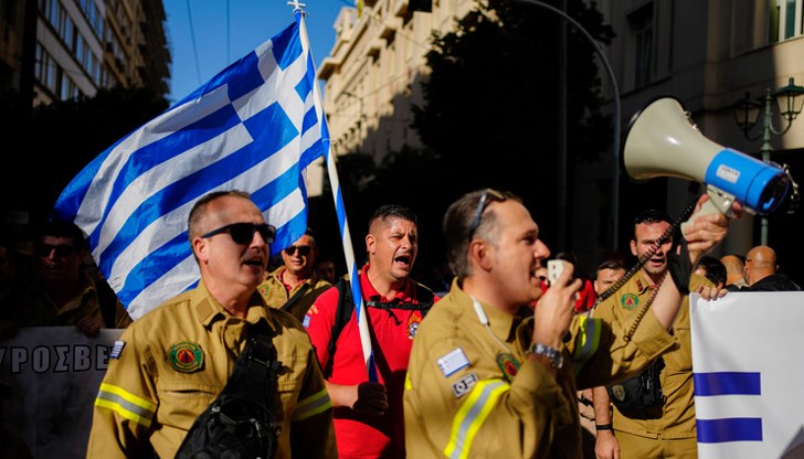 Държавните служители и работниците от частния сектор се обединяват в искането за по-високи заплати Държавните служители и работниците от частния сектор се обединяват в искането за по-високи заплати