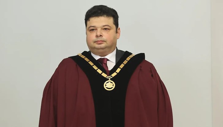 Мандатът му ще бъде съкратен заради забавяне при избора от Народното събрание Мандатът му ще бъде съкратен заради забавяне при избора от Народното събрание