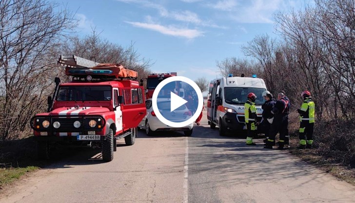 Лекият автомобил е изхвърлен на 50-60 метра от силата на удара