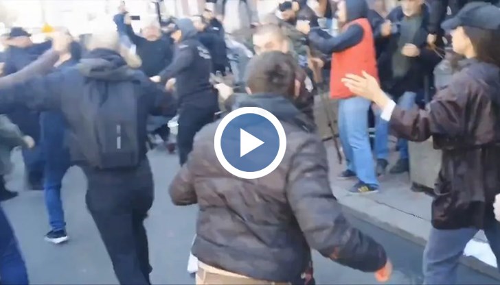 Червена боя и яйца полетяха към сградата на кметството на сръбската столица