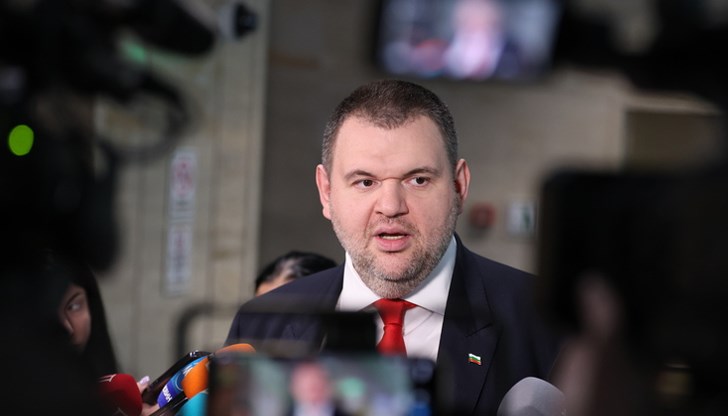 Хора на Доган протестират срещу правителството, което уж подкрепят