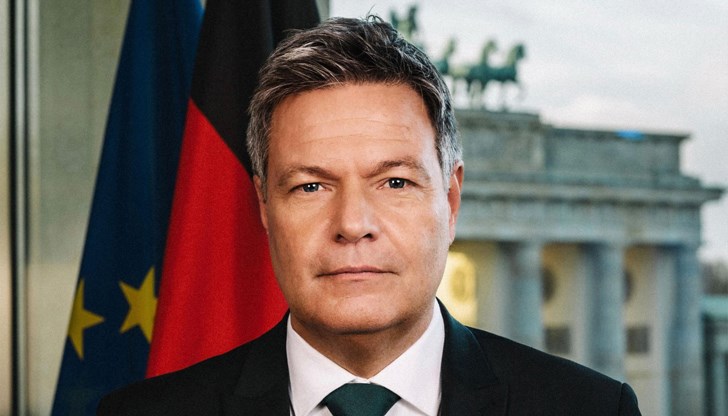 Роберт Хабек призова за спешно отпускане на 3 милиарда евро за украинската отбрана