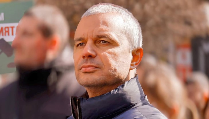 Украинският президент жертва народа си, за да обслужи интересите на либералните елити във войната им с Русия, пише в позицията Украинският президент жертва народа си, за да обслужи интересите на либералните елити във войната им с Русия, пише в позицията