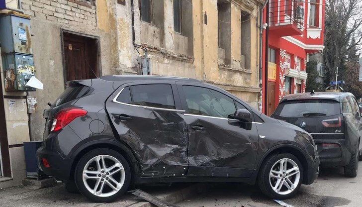 Автомобилът на Тодор Попов едва не се вряза в аптека след страничен удар Автомобилът на Тодор Попов едва не се вряза в аптека след страничен удар
