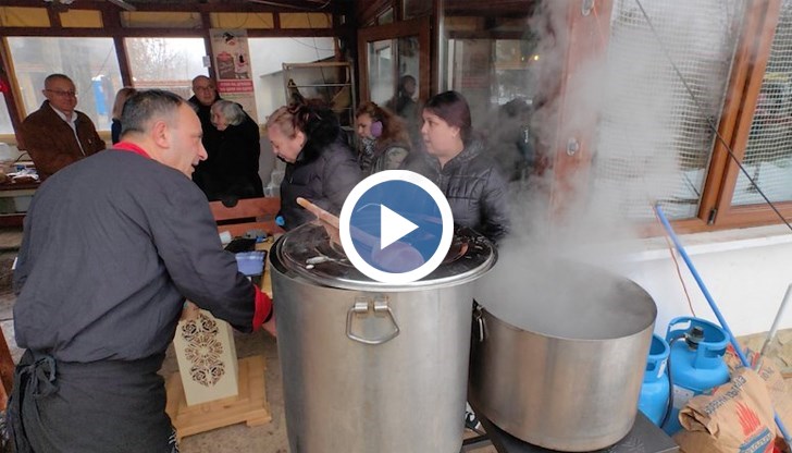 Гостите получават безплатна купичка пача и чаша чай от организаторите