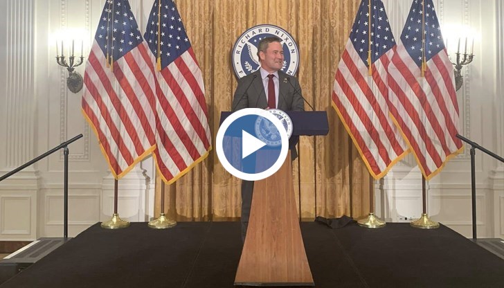 Майк Уолц е добавил журналист по погрешка в секретна чат група, получила данни за военна операция в Йемен