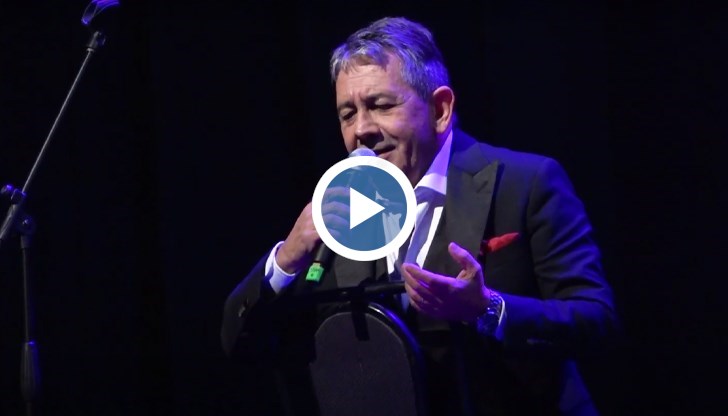 Баща ми ме изведе на сцената пред милион и половина души без да съм учил пеене, разказа певецът и композитор