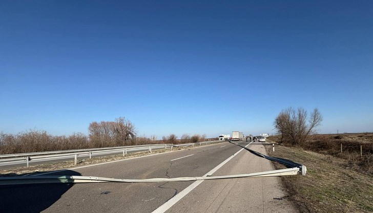 Камионът е ударил мантинелата, преминал е през цялото платно в посока Пловдив и е спрял в полето край аутобана