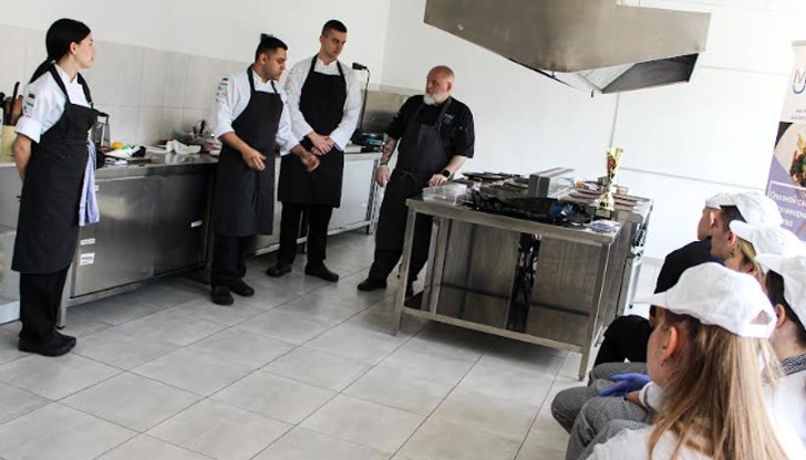 Шеф Хю Бутен и студенти демонстрираха висша кулинария в Гимназията по туризъм