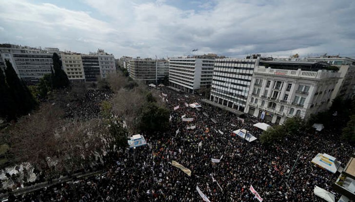 Сблъсъци с полицията помрачиха мирните демонстрации в гръцката столица