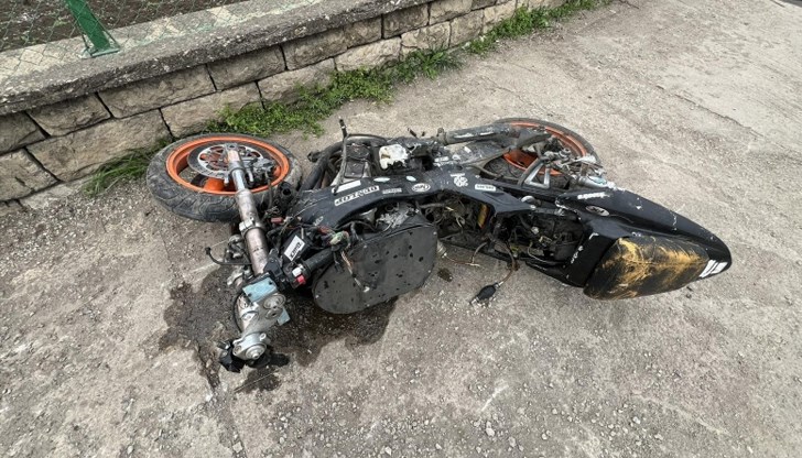 Мотористът е изхвърчал от пътя и е паднал на няколко метра от мястото на удара