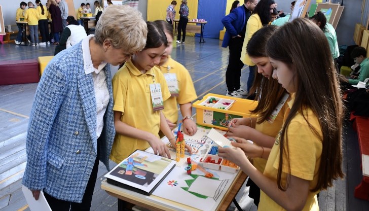 Състезанието в ОУ „Любен Каравелов" привлече десетки млади таланти, демонстрирайки творчество и инженерни умения