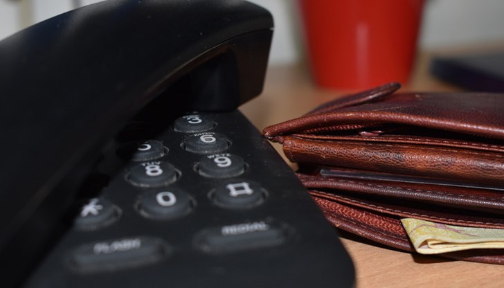 Възрастната жена била подведена, че помага в операция срещу телефонни измамници