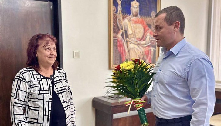 Искра Антонова се пенсионира след 40 години служба