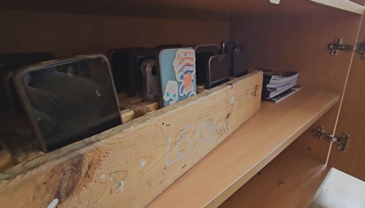 Учени от пет университета критикуват забраната на телефони в училище