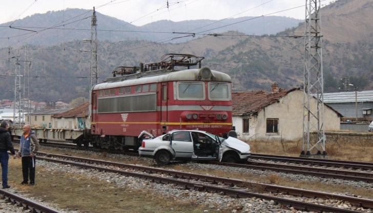 Влак повлече кола 300 метра на прелез в Кресна