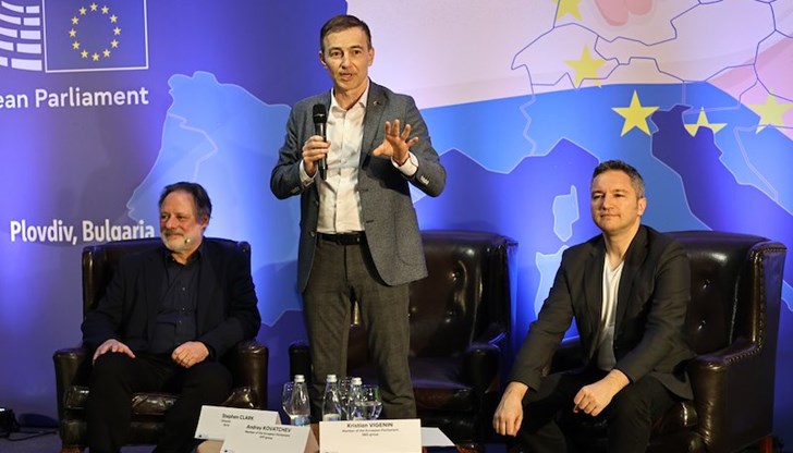 Андрей Ковачев и Кристиан Вигенин участваха в младежки форум в Пловдив с ученици от три държави