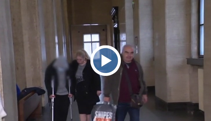 Майката на обвиняемия твърди, че синът ѝ също е жертва