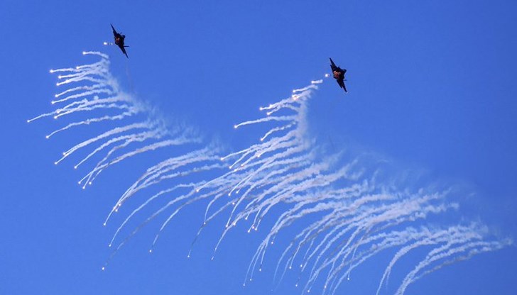 Осем бомби поразиха цивилен район в Почеон, седем души са ранени Осем бомби поразиха цивилен район в Почеон, седем души са ранени