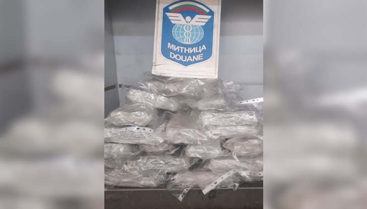 Румънец и българка са задържани при опит да пренесат наркотици на стойност близо 195 000 лева към Турция Румънец и българка са задържани при опит да пренесат наркотици на стойност близо 195 000 лева към Турция