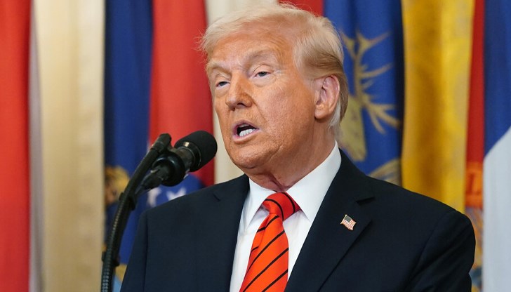 Президентът на САЩ определи хода като "историческо действие", докато критиците го наричат "неконституционален"