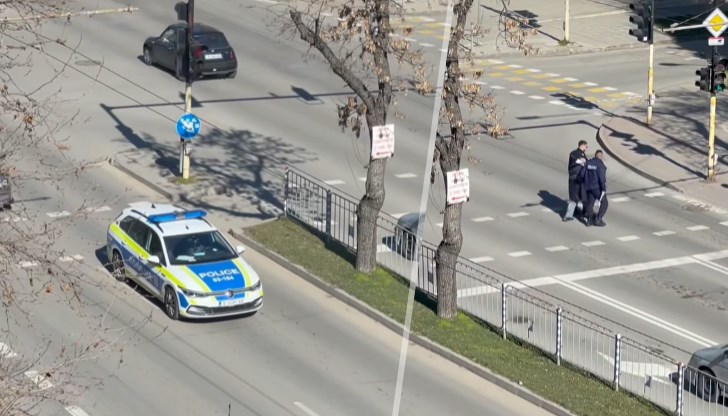 Служителите спряха патрулката на оживен булевард, за да помогнат на възрастен човек да пресече