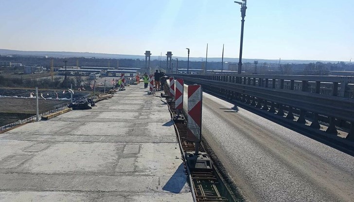 До момента са подменени 274 метра от пътното платно в посока Румъния, в края на март се очаква пълно временно затваряне