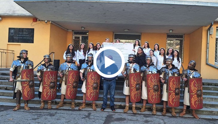 Русенски абитуриенти поканиха класния си ръководител на бала с "Мирен договор"