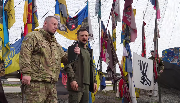 Украинският президент се срещна с военни и почете паметта на