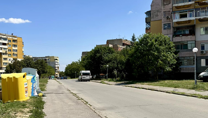 Апартаментът се намира в блок 210 в жилищен комплекс ЧародейкаКметът