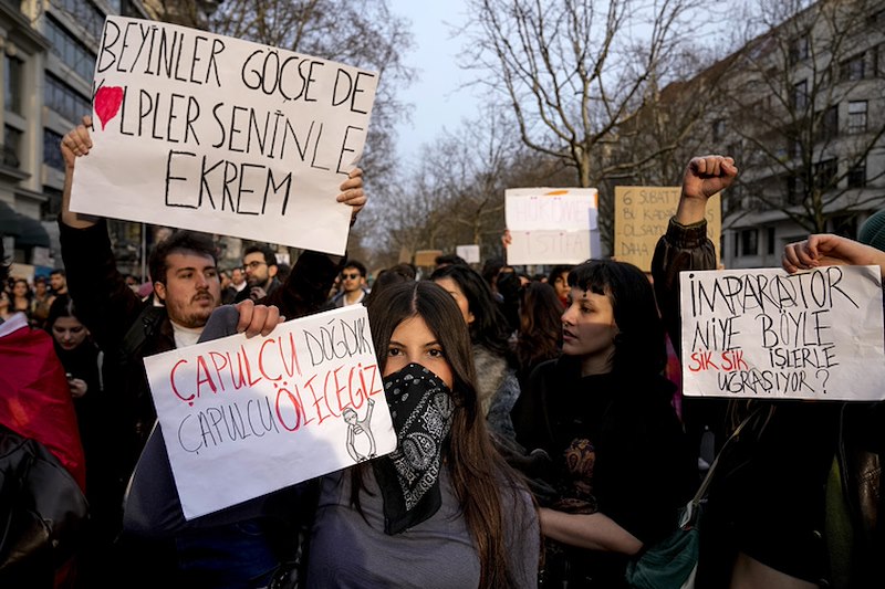 Демонстрантите държаха плакати с послания като Ние всички сме Имамоглу