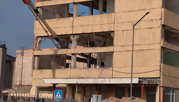 В сградата ще има зони за продажба и сервиз на