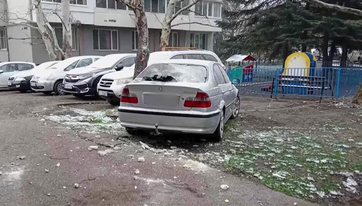 За втори път падащи облицовки повреждат автомобили в районаПоредният инцидент