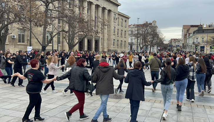 Благотворителен флашмоб събра стотици добродетели в центъра на градаСтотици жители