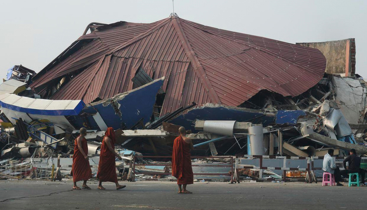 Спасителните операции продължават, извадени са трима оцелели изпод развалинитеБроят на
