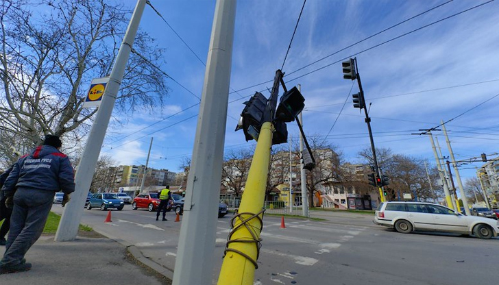 Изгнилият в основата стълб е можел да причини сериозен инцидент,