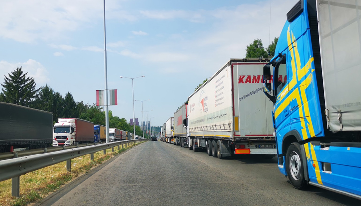 Движението за леки автомобили вече е възстановено от снощиДълга колона