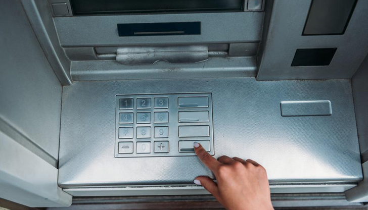 Не се поколебали да нанесат побой на 94-годишна жена, която