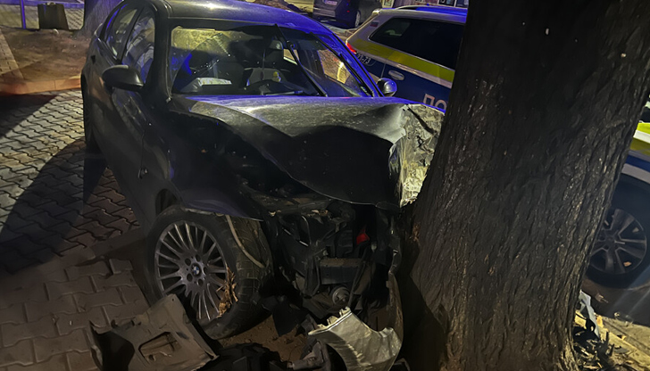 Шофьорът е транспортиран до спешно отделение след инцидента на оживена