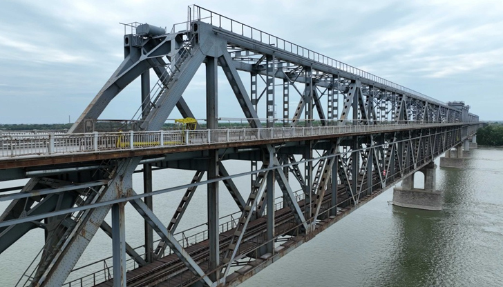 Леките автомобили ще чакат 12 часа, тировете - денонощиеАгенция Пътна