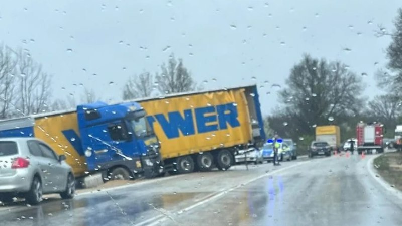 Ремаркето на ТИР е ударило странично лек автомобил ПежоТежка катастрофа