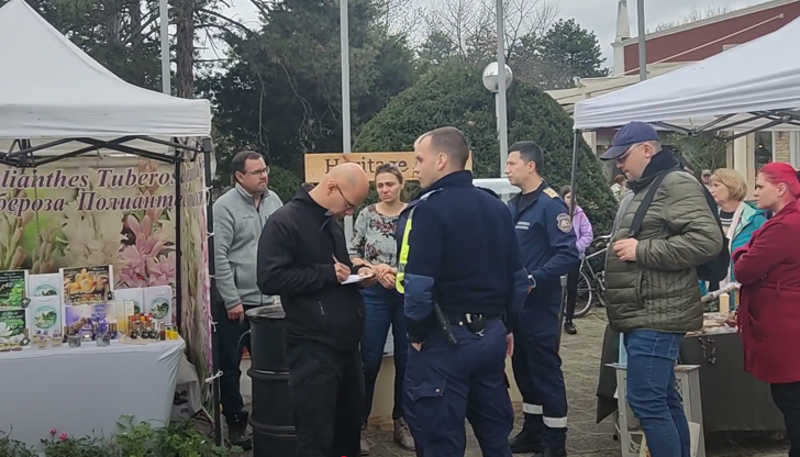 Пламъкът е лумнал внезапно на щанд за храни пред Дома