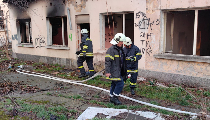 Открити са множество използвани спринцовки и опаковки от метадон на