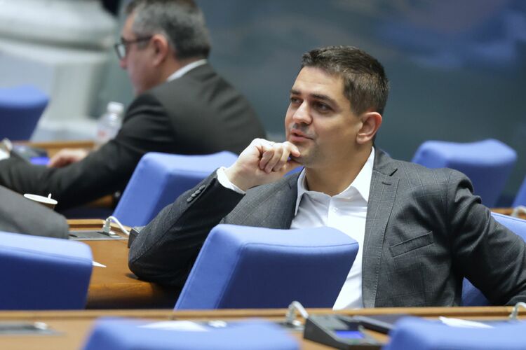 Привърженици на партията се събират на национален протест пред Народното