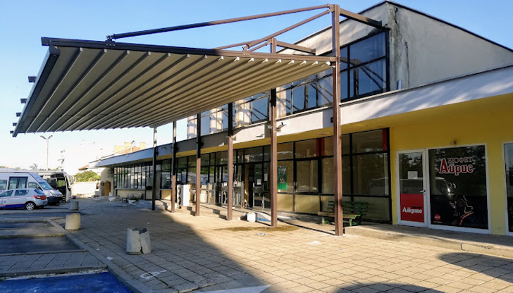 До нелепия инцидент се стига след като пътничка неволно е