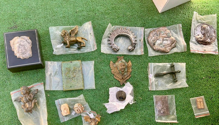 Иззети са над 1200 монети и ценни артефакти Хиляди движими