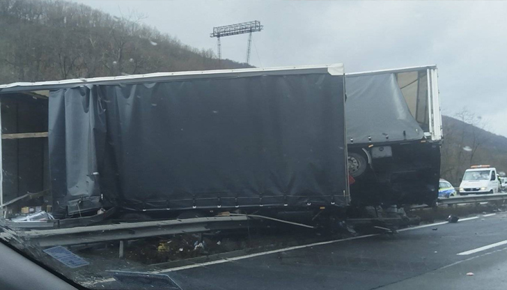 Движението е ограничено в изпреварващите ленти в двете посоки при